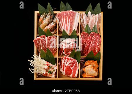 wagyu-Rinderteller, japanische Yakiniku-Platte, Barbecue-Platte, Wagyu-Rindfleischset Stockfoto