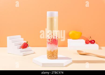 Frischer Mangosaft, Käsecreme und Joghurt aus Mangobrucht Stockfoto