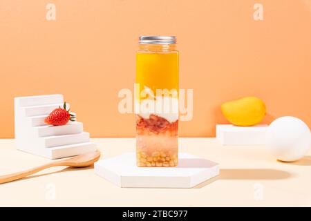 Frischer Mangosaft, Käsecreme und Mangobrucht Stockfoto