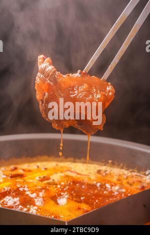 Traditionelle Hot Pot Combo, sichuan style.beef Jarret und Schaft Stockfoto