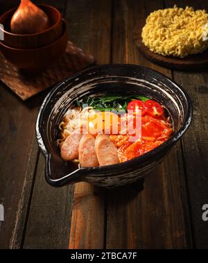 Shin Ramyun, Nahaufnahme von Ramyeon oder Ramyun ist ein koreanisches Suppennudelgericht mit würzigem Geschmack Stockfoto