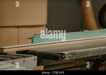 Eine hochmoderne CNC-Maschine in einer modernen Holzverarbeitungsanlage zeigt die nahtlose Verschmelzung von Präzisionstechnologie und traditioneller Technologie Stockfoto