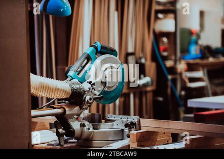 Eine hochmoderne CNC-Maschine in einer modernen Holzverarbeitungsanlage zeigt die nahtlose Verschmelzung von Präzisionstechnologie und traditioneller Technologie Stockfoto