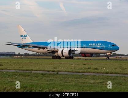 Boeing 777 KLM Asia landet im herrlichen Sonnenuntergang, Amsterdam Schipol Airport, Amsterdam, Niederlande 10.07.2023 Stockfoto