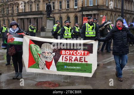 Pro-palästina-Gruppe durch starke Polizeiarbeit von der Antisematismus-Gruppe getrennt. Stockfoto