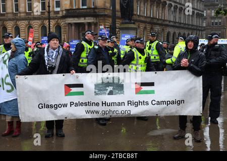 Pro-palästina-Gruppe durch starke Polizeiarbeit von der Antisematismus-Gruppe getrennt. Stockfoto