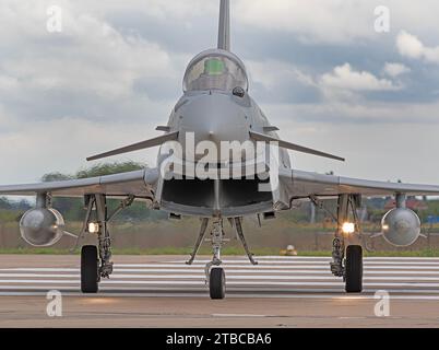 Fahren Sie mit Einem Eurofighter Taifun aus nächster Nähe und persönlich im RAF Coningsby, Lincolnshire, England 01.07.2020 Stockfoto