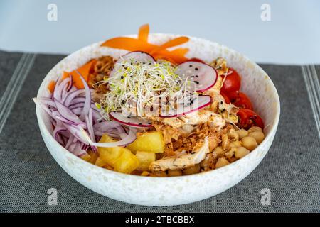 Ein Nahbild eines Hühnchen-Gemüse-Salats mit Kichererbsen. Stockfoto