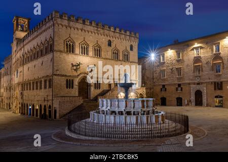 Piazza IV Novembre und Fontana Maggiore in Perugia, Umbrien, Italien. Stockfoto