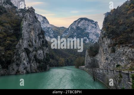 Gola del Furlo, eine Schlucht in der Region Marken in Mittelitalien. Stockfoto