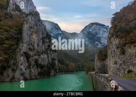 Gola del Furlo, eine Schlucht in der Region Marken in Mittelitalien. Stockfoto