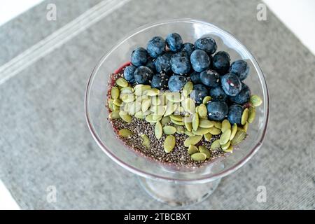 Aus der Vogelperspektive sehen Sie Acai-Eis mit Samen und Beeren. Stockfoto