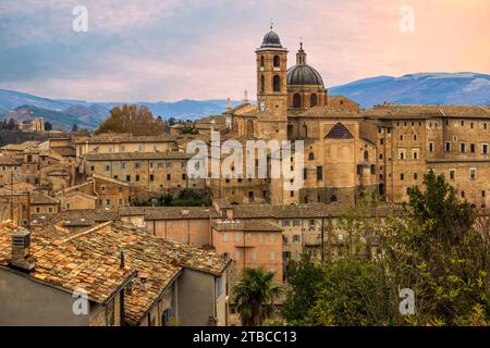 Ein Panoramablick auf Urbino, ein Juwel der Renaissance, auf einem Hügel inmitten der grünen Landschaft der Marken, Italien. Stockfoto