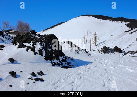 Der Wind hat die Fußabdrücke von Schneeschuhen am Hang des Nordostkraters des Ätna, Piano Provenzana, Sizilien, Italien, bedeckt Stockfoto