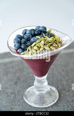 Ein Nahbild einer Tasse Acai-Eis mit Samen und Beeren. Stockfoto