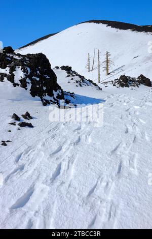 Der Wind hat die Fußabdrücke von Schneeschuhen am Hang des Nordostkraters des Ätna, Piano Provenzana, Sizilien, Italien, bedeckt Stockfoto