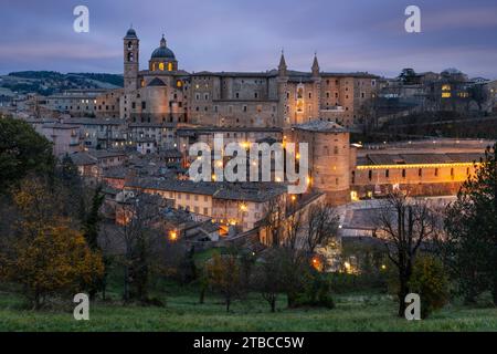 Ein Panoramablick auf Urbino, ein Juwel der Renaissance, auf einem Hügel inmitten der grünen Landschaft der Marken, Italien. Stockfoto