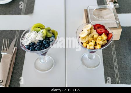 Zwei Acai-Eisschalen mit verschiedenen frischen Früchten in einem mediterranen Restaurant. Stockfoto