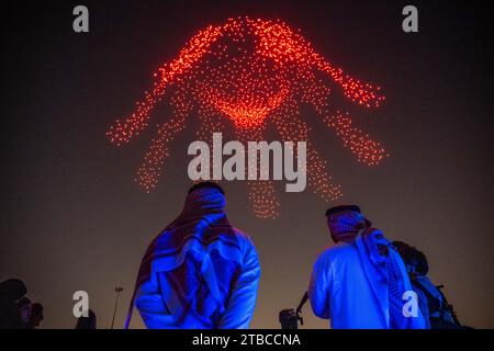 Riad, Saudi-Arabien. November 2022. Die Gäste nehmen am 2. November 2022 an der Eröffnung des Noor Riyadh Festivals und der Drohnenshow in Riad, Königreich Saudi Arabien, Teil. Foto: Ammar Abd Rabbo/ABACAPRESS.COM Credit: Abaca Press/Alamy Live News Stockfoto