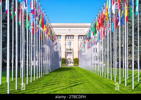 GENF, SCHWEIZ - 1. OKTOBER 2023: Das Büro der Vereinten Nationen in Genf mit den Flaggen der Mitgliedsländer. Stockfoto