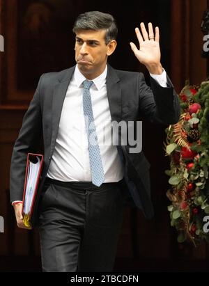 London, Großbritannien. Dezember 2023. Rishi Sunak, Premierminister, verlässt 10 Downing Street für PMQ's London UK Credit: Ian Davidson/Alamy Live News Stockfoto