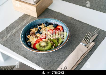 Ein Bild einer Schüssel Acai-Eis mit frisch geschnittenem Obst und Hafer in einem mediterranen Restaurant. Stockfoto