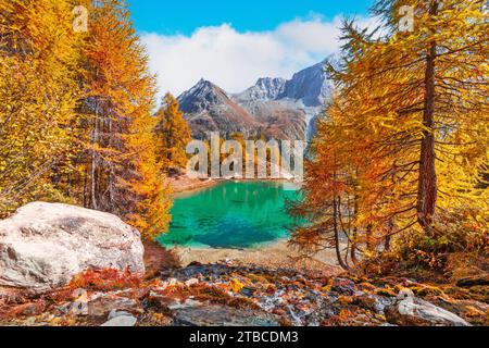 LAC Bleu in Arolla, Schweiz im Val d'Herens während der Herbstsaison. Stockfoto