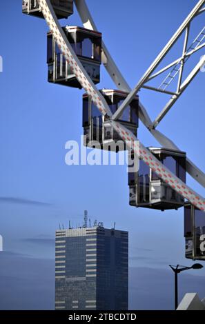 Brüssel, Belgien Dezember 2023. Ein Riesenrad im Stadtzentrum von Brüssel am Mittwoch, den 06. Dezember 2023. BELGA PHOTO ERIC LALMAND Credit: Belga News Agency/Alamy Live News Stockfoto