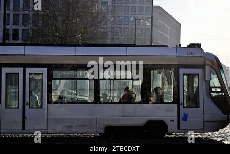 Brüssel, Belgien Dezember 2023. Am Mittwoch, den 6. Dezember 2023, fährt eine Straßenbahn im Stadtzentrum von Brüssel. BELGA PHOTO ERIC LALMAND Credit: Belga News Agency/Alamy Live News Stockfoto