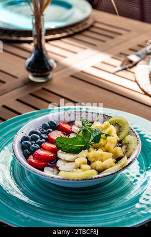 Ein Porträt einer Schüssel mit frischem tropischem Acai-Eis, belegt mit verschiedenen Früchten. Stockfoto