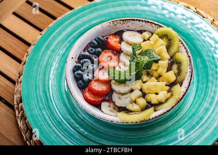 Ein Nahbild einer Schüssel frisches Acai-Eis mit verschiedenen geschnittenen Früchten Stockfoto