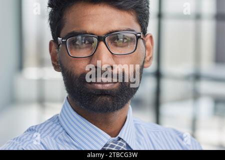 Konzentrierter Geschäftsmann mit Barthaar mit Brillenportrait Stockfoto