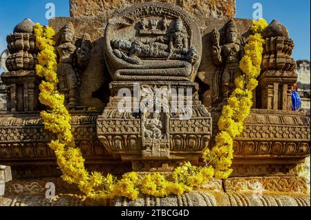 10 31 2009 Vintage geschnitztes Idol an der Außenwand eines kleinen Tempels; Ranganathaswamy Tempel; Srirangapatna; Karnataka; Indien; Asien. Stockfoto