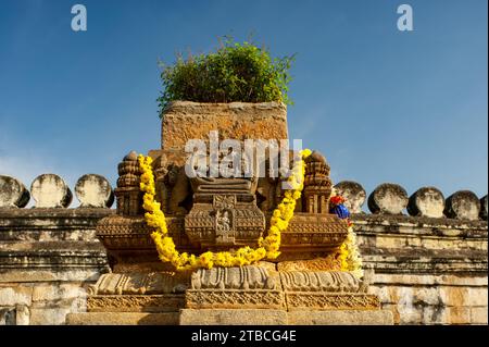 10 31 2009 Vintage geschnitztes Idol an der Außenwand eines kleinen Tempels; Ranganathaswamy Tempel; Srirangapatna; Karnataka; Indien; Asien. Stockfoto