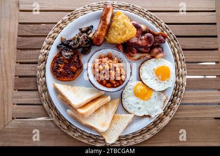 Ein zentrales Zimmer mit Blick auf ein komplettes englisches Frühstück Stockfoto