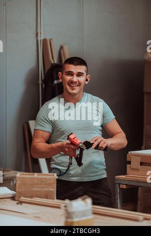 Ein Facharbeiter in der Holzbearbeitungsindustrie nutzt moderne Maschinen, um Holztüren für den Markt zu verarbeiten und vorzubereiten Stockfoto