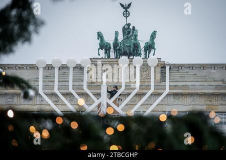 Berlin, Deutschland. Dezember 2023. Yehuda Teichtal, orthodoxer Rabbiner, weiht den Hanukka-Leuchter am Brandenburger Tor. Das achttägige jüdische Lichterfest Hanukkah beginnt am 7. Dezember 2023. Quelle: Kay Nietfeld/dpa/Alamy Live News Stockfoto