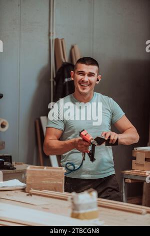 Ein Facharbeiter in der Holzbearbeitungsindustrie nutzt moderne Maschinen, um Holztüren für den Markt zu verarbeiten und vorzubereiten Stockfoto