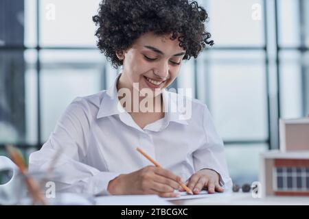 Die Architektin untersucht die Grundrisse des Hauses Stockfoto