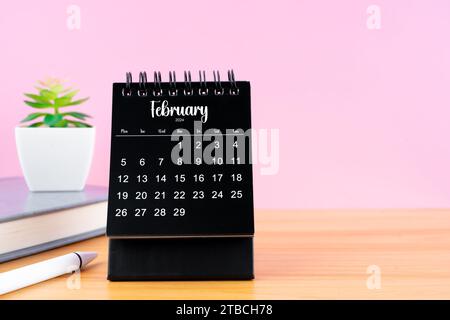 Mini-Schreibtischkalender für 2024 Jahre auf Arbeitstisch mit rosafarbenem Hintergrund. Stockfoto