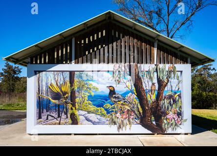 Kritisch gefährdeter Regent Honeyeater (Anthochaera phrygia), gemalt an der Wand der Capertee Raststätte. Lithgow, New South Wales, Australien. Stockfoto