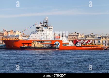 St. Petersburg, Russland - 28. Juni 2018: Alexander Sannikow Eisbrecher vertäut am Fluss Neva. Es ist ein russisches dieselelektrisches Eisbrecher-Hilfsschiff Stockfoto