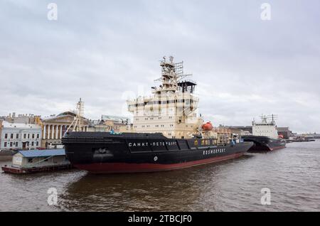 Sankt Petersburg, Russland - 23. Dezember 2015: Sankt Petersburg, dieselelektrischer Eisbrecher des Projekts 21900, Seriennummer 602 Stockfoto