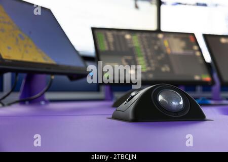 Modernes Steuerpult für Schiffe mit digitalen Bildschirmen und integriertem Trackball Stockfoto