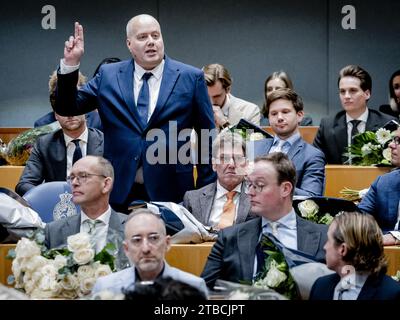 Den Haag, Niederlande. Dezember 2023. DEN HAAG: Vincent van den Born (PVV) leistet den Eid während der Vereidigung der neuen Mitglieder des Repräsentantenhauses. ANP ROBIN VAN LONKHUIJSEN niederlande Out - belgien Out Credit: ANP/Alamy Live News Stockfoto