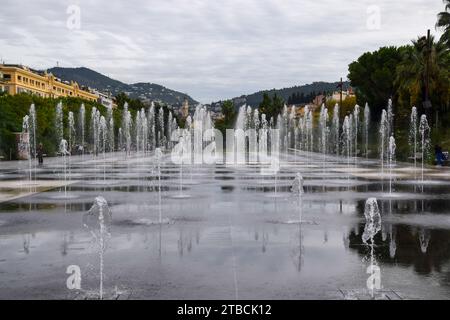 Nizza, Südfrankreich. 25. Oktober 2019: Springbrunnen an der Promenade du Paillon, Tagesblick. Stockfoto