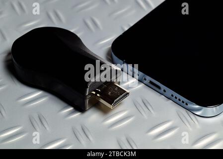 Kabelloses TV-Display mit HDMI-Dongle vom Smartphone Stockfoto