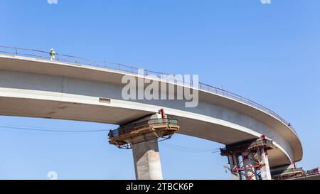 Neue Road Highway Kreuzung Kreuzung Kreuzung Kreuzung Eingang Ausfahrt erhöhte Betonformkonstruktion mit entferntem Bauingenieur Nahabschnitt nach oben Foto Stockfoto