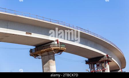 Neue Road Highway Kreuzung Kreuzabschnitt Einfahrt Ausfahrt erhöhte Betonformkonstruktion Nahaufnahme Abschnitt nach oben Foto . Stockfoto