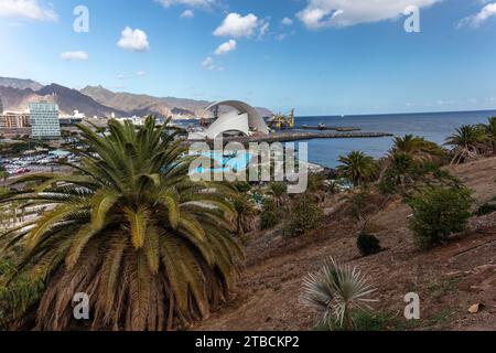 Das architektonisch beeindruckende Auditorio de Teneriffa, Auditorium, Santa Cruz de Teneriffa, Kanarische Inseln, Spanien in seiner weiten Landschaft im guten Licht Stockfoto